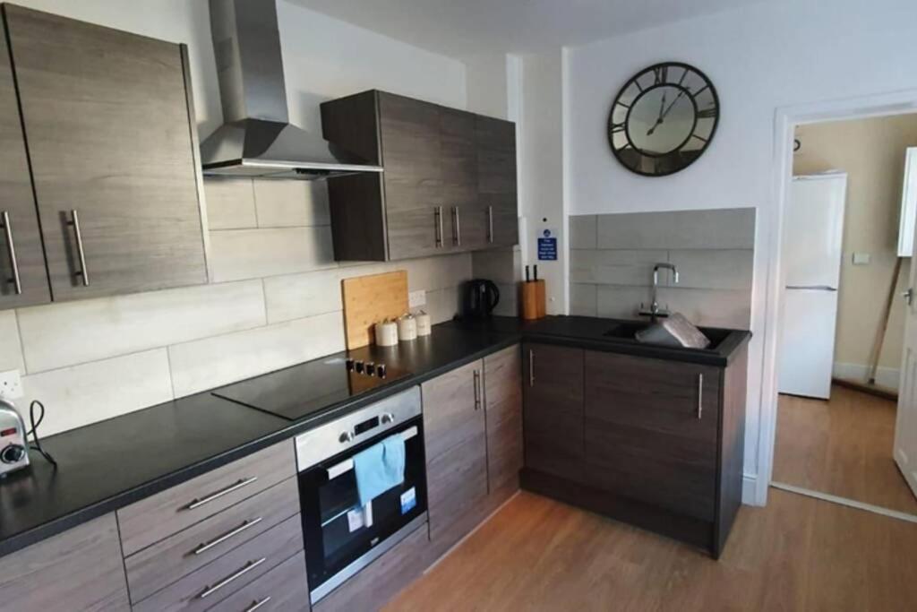 Cannock House ~ 4 Bedrooms All With Ensuite. Rugeley Extérieur photo