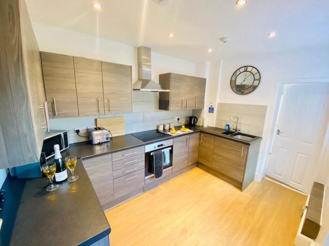 Cannock House ~ 4 Bedrooms All With Ensuite. Rugeley Extérieur photo